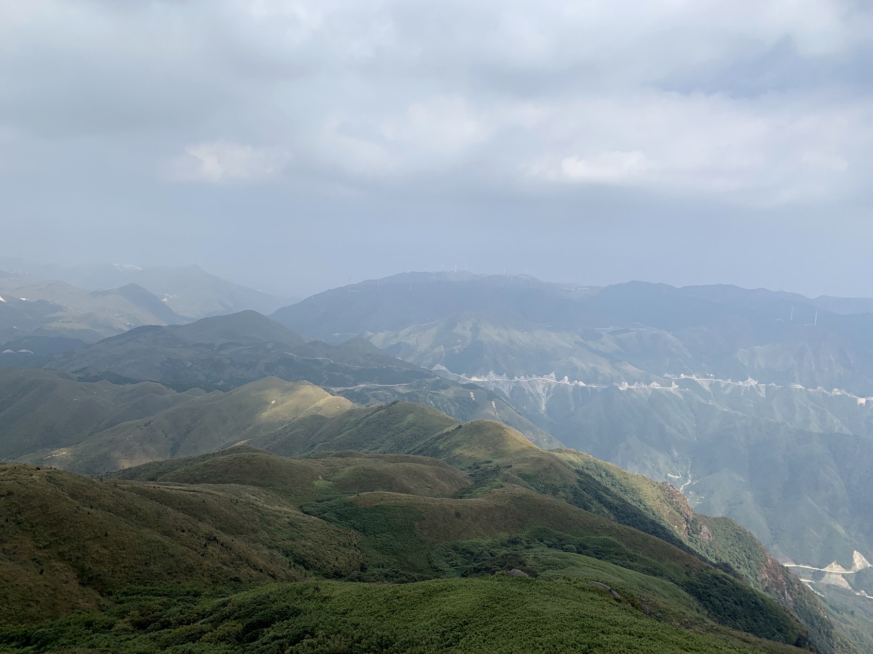 全州天湖一带层叠的山脊与远处风力设施