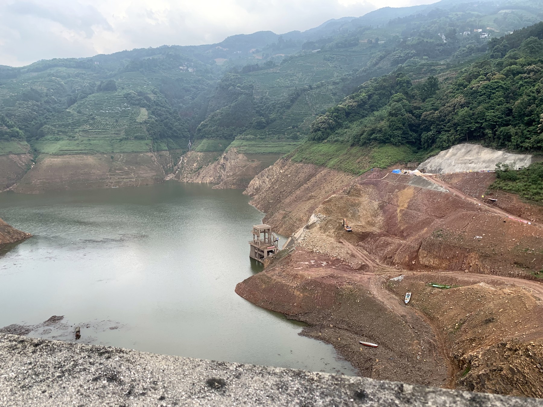 蓄水区、裸露岸坡与施工道路